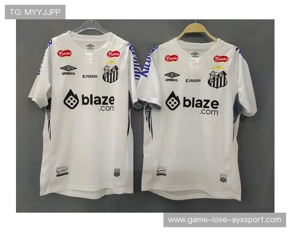 内马尔穿上本地球队球衣参加友谊赛，被当地球迷疯狂拥抱