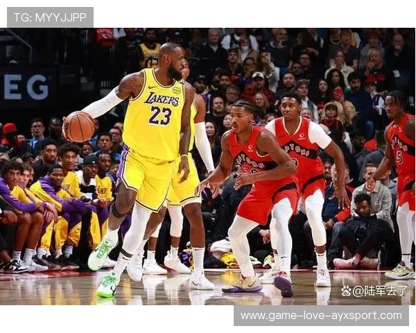 詹姆斯妙传后卫上篮，湖人演绎团队篮球